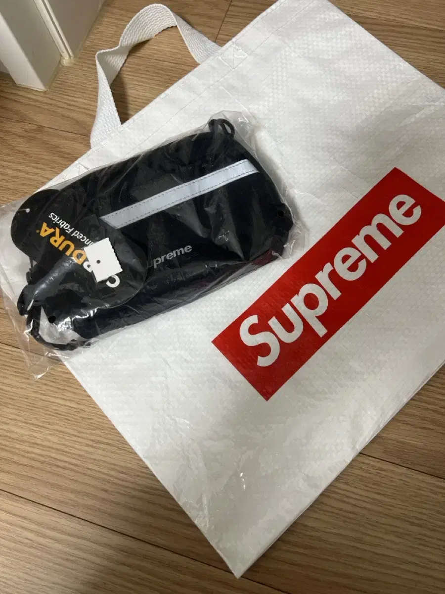 (새상품)Supreme Mini Side Bag Black - 24FW